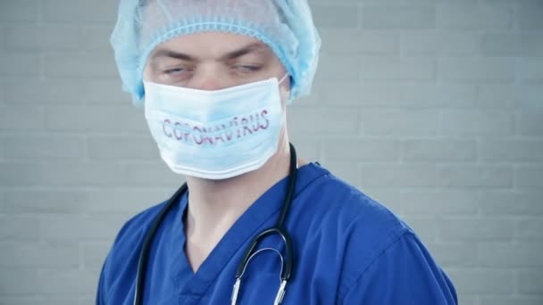 看護師 医師は ストップコロナウイルスの兆候を示しています 保護顔マスクとストップサインを示す手袋の手を持つ医療用制服の若い医師 ストップコロナウイルス Covid — ストック動画