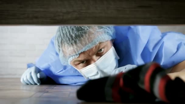 Молодой Доктор Находит Потерянный Носок Кроватью Гостиной Вечернее Время — стоковое видео