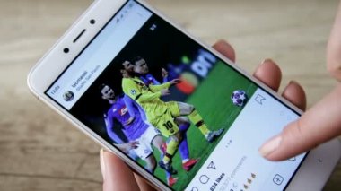 Lionel Messi 'nin Instagram profilini silmek için akıllı telefon kullanan kadın. ZAPOROZHYE, UKRAine Yürüyüşü 17. 2020