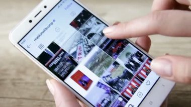 ABD Başkanı Donald Trump 'ın Instagram profilini silmek için akıllı telefon kullanan bir kadın. ZAPOROZHYE, UKRAine Yürüyüşü 17. 2020