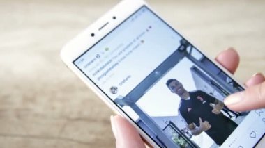 Cristiano Ronaldo 'nun Instagram profilini silmek için akıllı telefon kullanan kadın. ZAPOROZHYE, UKRAine Yürüyüşü 17. 2020
