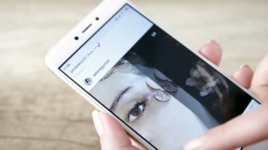 Selena Gomez 'in Instagram profilini silmek için akıllı telefon kullanan kadın. ZAPOROZHYE, UKRAine Yürüyüşü 17. 2020