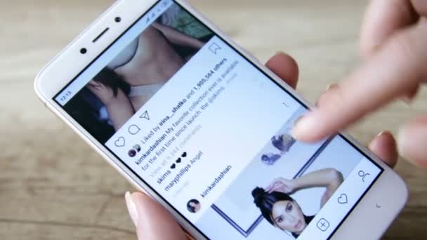 Donna Che Utilizza Smartphone Con Scorrere Profilo Instagram Kim Kardashian — Video Stock