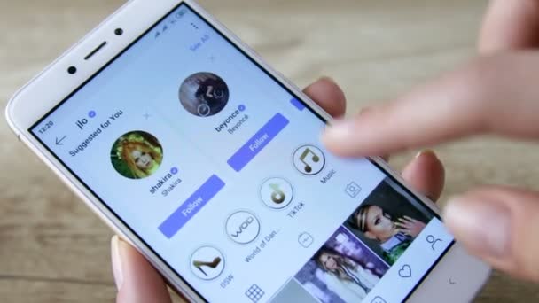 Mulher Usando Smartphone Com Para Rolar Perfil Instagram Jennifer Lopez — Vídeo de Stock