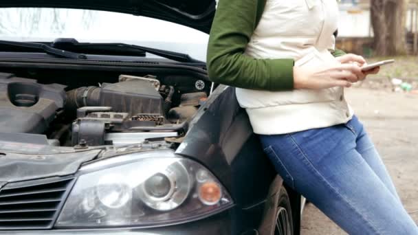 Mulher Com Problemas Com Seu Carro Quebrado Capuz Abertura Mensagens — Vídeo de Stock