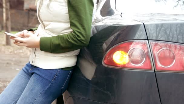 Mulher Mensagem Para Assistência Estrada Após Veículo Avariou — Vídeo de Stock