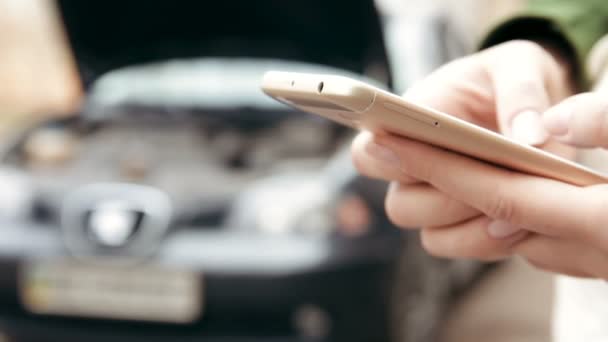 Žena Používá Telefon Žádá Pomoc Když Rozbité Auto — Stock video