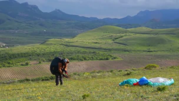 Paraglider Klaar Voor Lancering Opstijgen Starten Man Met Paraplane Uitrusting — Stockvideo