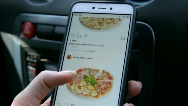 Bestellingen Pizza Met Behulp Van Online Levering Vrouw Bestelt Eten — Stockvideo