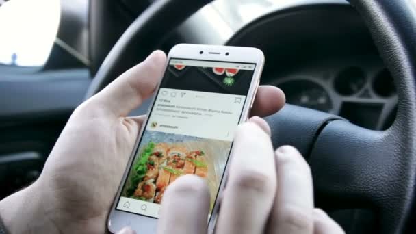 Uomo Possesso Telefono Con Consegna App Cibo Sushi Sullo Schermo — Video Stock