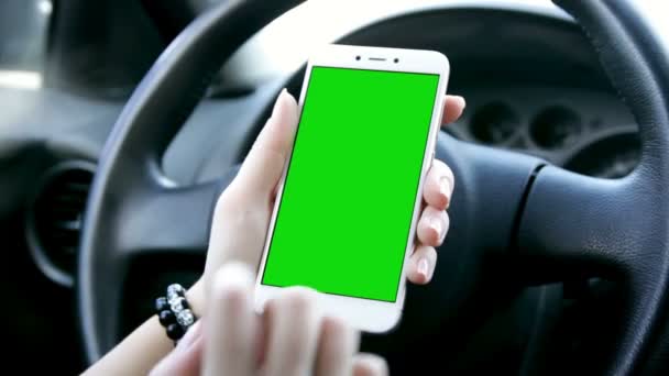 Fermez Main Femme Utilisant Smartphone Avec Écran Vert Assis Dans — Video