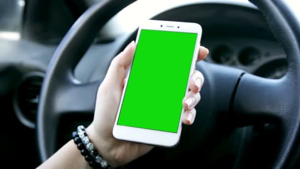 用带有绿色屏风的智能手机 坐在一辆现代汽车上 与女性亲密接触 移动应用技术和传输概念 Zaporozhye Ukraine March 2020年 — 图库视频影像