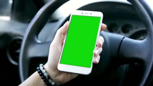 Close Handvrouw Met Smartphone Met Groen Scherm Zittend Een Moderne — Stockvideo