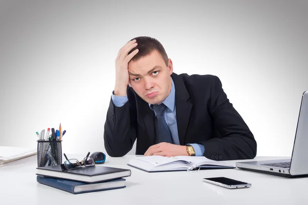 Gefrustreerd jonge business man aan het werk op laptopcomputer op kantoor — Stockfoto