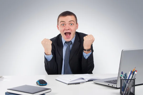 Dizüstü bilgisayar ve Office belgeleri ile gülümseyen iş adamı