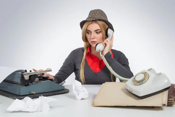Ofis, iş, Dedektif kavramı güzel retro iş kadını