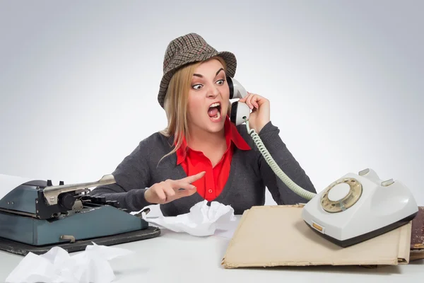 Oficina, negocio, detective concepto-Angry Business Woman gritando — Foto de Stock