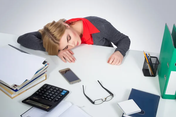 Retrato de una hermosa joven mujer de negocios durmiendo en el lugar de trabajo — Foto de Stock