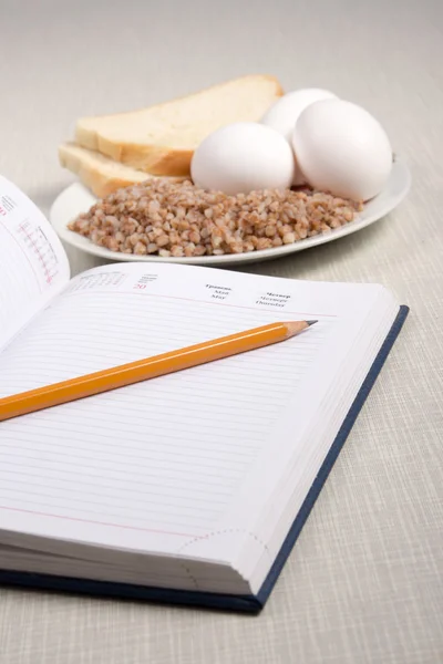 Karabuğday, ekmek, yumurta ile defter