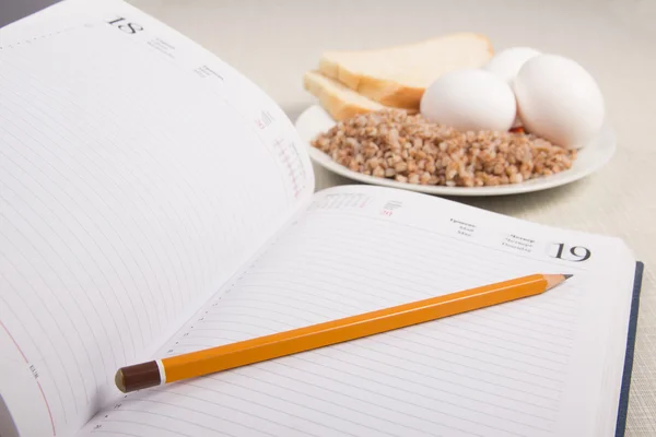 Karabuğday, ekmek, yumurta ile defter