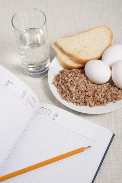 Defter buğday, ekmek, yumurta ve su ile