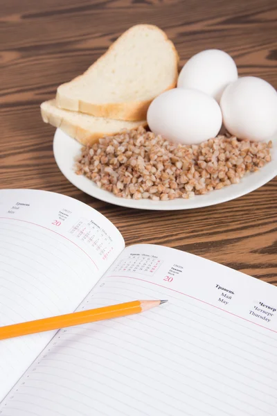 Karabuğday, ekmek, yumurta ile defter