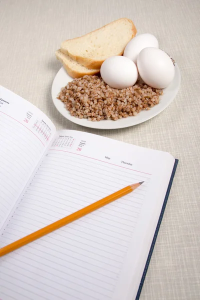 Karabuğday, ekmek, yumurta ile defter. Diyet kavramı