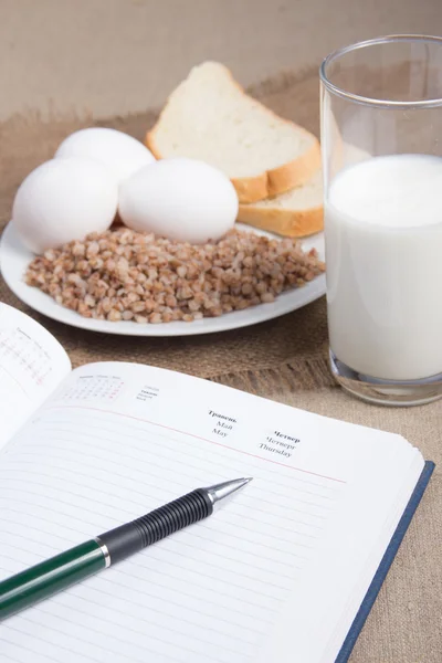 Karabuğday, ekmek, yumurta ve süt ile defter