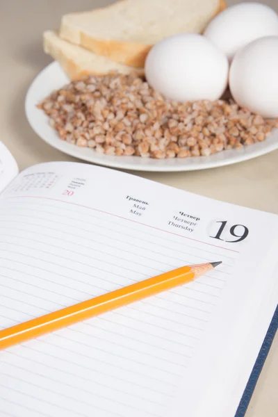 Karabuğday, ekmek, yumurta ile defter