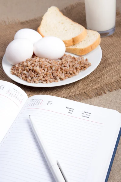 Karabuğday, ekmek, yumurta ve süt ile defter