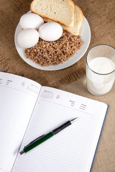 Karabuğday, ekmek, yumurta ve süt ile defter