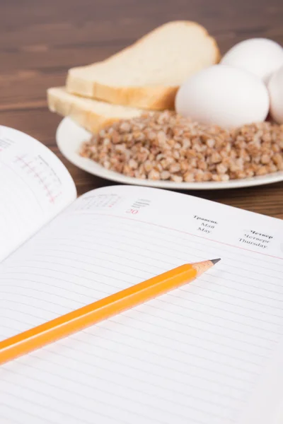 Karabuğday, ekmek, yumurta ile defter
