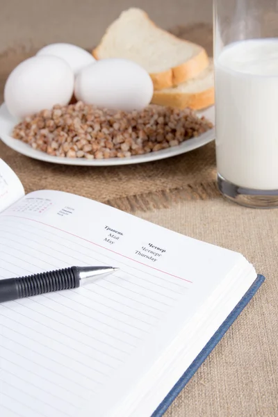 Karabuğday, ekmek, yumurta ve süt ile defter