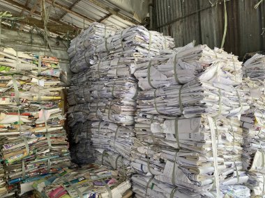 Depo 'da Geri Dönüşümlü Kağıt Yığını