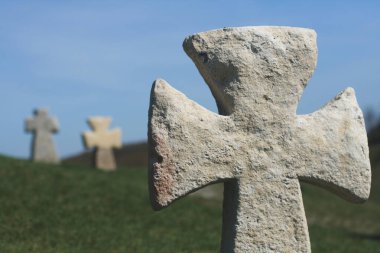 Eski bir tarihi mezarlıkta bulunan geleneksel Ukrayna anıtlarının geniş yatay görüntüsü.