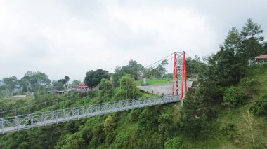 Köprü, yemyeşil yamaçlı bir vadiyi kapsar. Köprü kırmızı ve beyaz ve ağaçlarla çevrili.