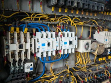 Elektrik kontrol panelinde kirli.