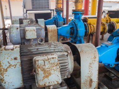 Eski elektrikli su pompaları, pas tam.