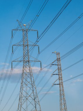 Çelik yapı üzerinde yüklü iki yüksek gerilim iletim hatları