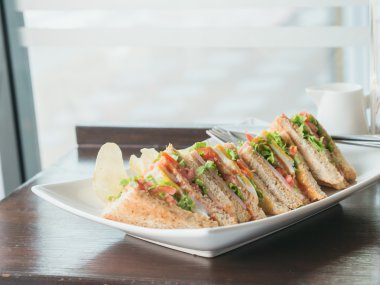 Yığın sandviç br yakınındaki ahşap kahverengi masada sıcak sesi