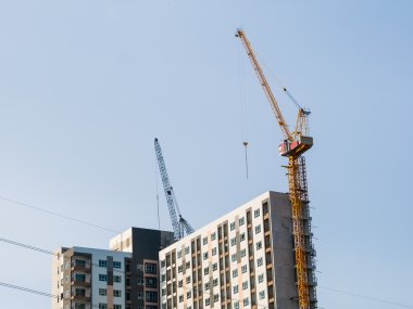 Building yakınındaki inşaat Vinçler.