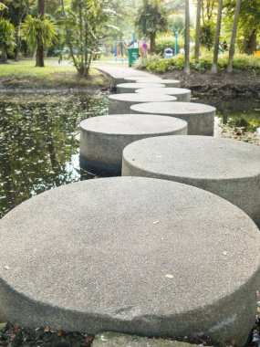 Taş geçit park nehri geçip.
