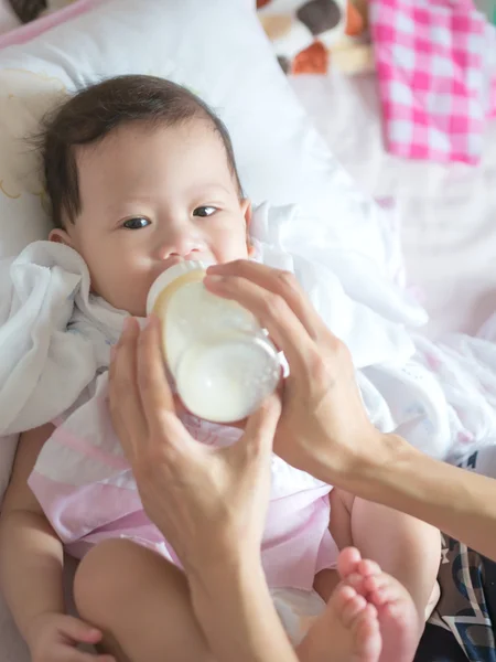 Asiático bebé comer leche de biberón . —  Fotos de Stock