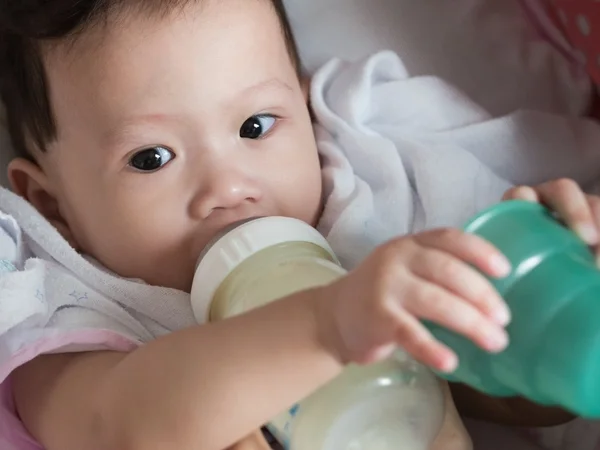 Asiático bebé comer leche de biberón . —  Fotos de Stock