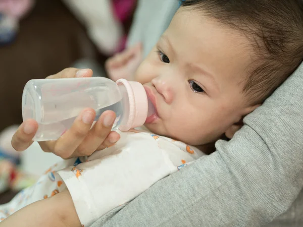 Asiática bebé comer leche en botella . —  Fotos de Stock