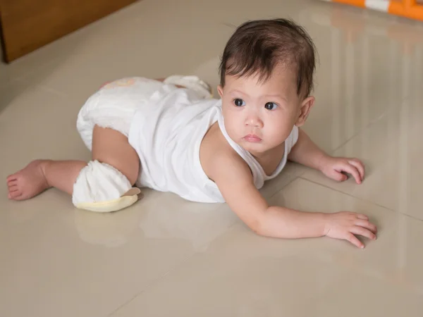 Asian baby crawling on the floor in her house. — Stock Photo, Image