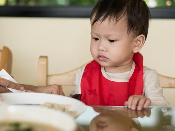 Азиатская малышка сама учится есть еду . — стоковое фото