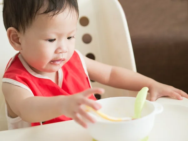 Asiático niño comer comida ella misma . —  Fotos de Stock