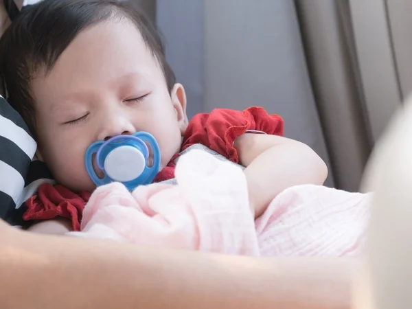 Bebé dormir en coche con chupete en la boca. Asiático niño dormir en coche . —  Fotos de Stock