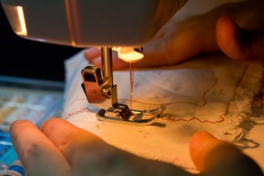 kadın dikiş makinesi